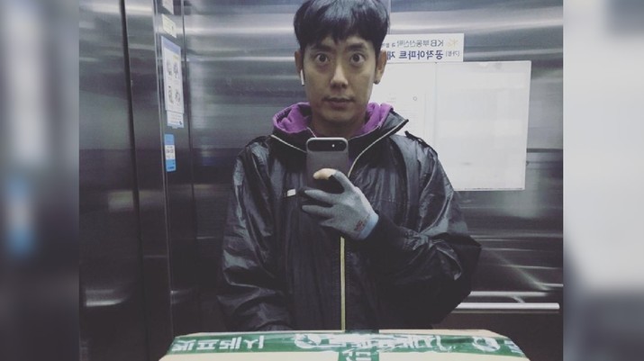 Nyata, Ini Kisah Eks Idola Kpop yang Berakhir Jadi Kurir! Hidup jadi idola Kpop memang bergelimang harta, namun ketika kejayaan berakhir nasibnya bisa jauh berbeda.