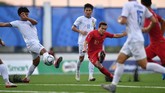 Pemain Timnas U-22 Indonesia Eggy Maulana Vikri (ketiga kiri) menendang bola ke arah gawang Timnas Laos dalam pertandingan Grup B SEA Games 2019 di Stadion City of Imus Grandstand. (ANTARA FOTO/Sigid Kurniawan/hp)