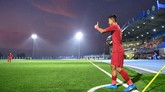 Sani Rizki memberikan kode kepada rekan-rekan setim sebelum melepaskan sepak pojok. (ANTARA FOTO/Sigid Kurniawan/wsj)
