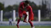 Pemain Timnas U-22 Indonesia Saddil Ramdani (kiri) melakukan selebrasi bersama Evan Dimas. (ANTARA FOTO/Sigid Kurniawan/hp)