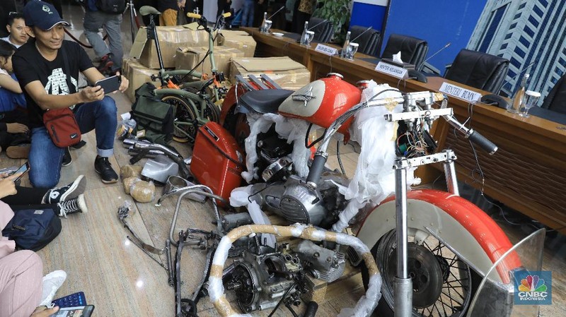 Komponen motor Harley Davidson bekas dan 2 buah sepeda Brompton baru senilai puluhan juta masuk ke Indonesia