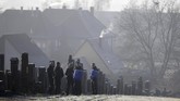 Aksi vandalisme serupa juga terjadi pada Maret 2019 di sebuah sekolah di Strasbourg dan di diding balai kota Dieffenthal di Lower-Rhine pada April 2019. (AP Photo/Jean-Francois Badias)