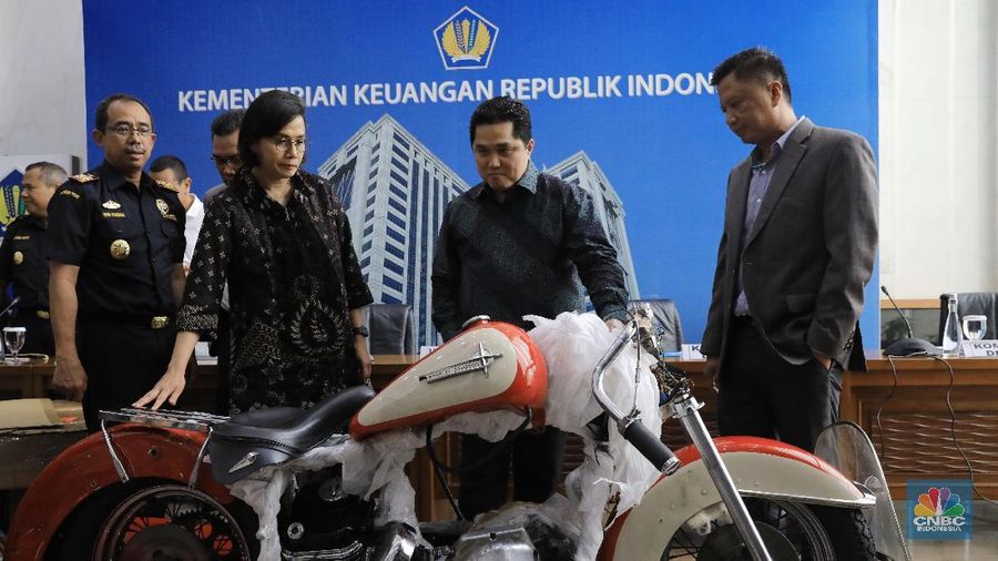 Menteri BUMN, Erick Thohir, menyatakan memberhentikan Direktur Utama PT Garuda Indonesia Tbk (GIAA), I Gusti Ngurah Askhara atau Ari Askhara.