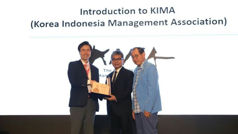 Direktur Utama Bank BRI Sunarso menerima penghargaan Indonesia Humane Entrepreneurship Award 2019