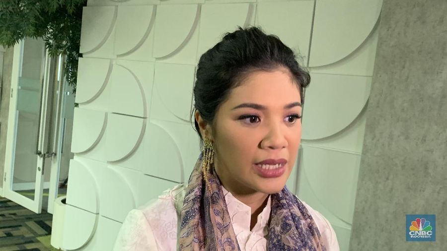 Franka Franklin, istri Nadiem Makarim, memiliki kepedulian khusus untuk ibu pekerja. Membuka jasa microfinance untuk membantu para ibu