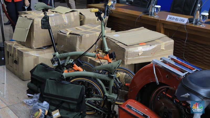 Komponen motor Harley Davidson bekas dan 2 buah sepeda Brompton baru senilai puluhan juta masuk ke Indonesia