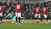 Rashford (kedua dari kanan) yang jadi eksekutor tidak menyia-nyiakan penalti itu. Tendangan striker 22 tahun ke sisi kiri mengecoh kiper Paulo Gazzaniga yang bergerak ke kanan. (AP Photo/Rui Vieira)