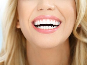 13 Cara Memutihkan Gigi Secara Alami, Tak Perlu Veneer!
