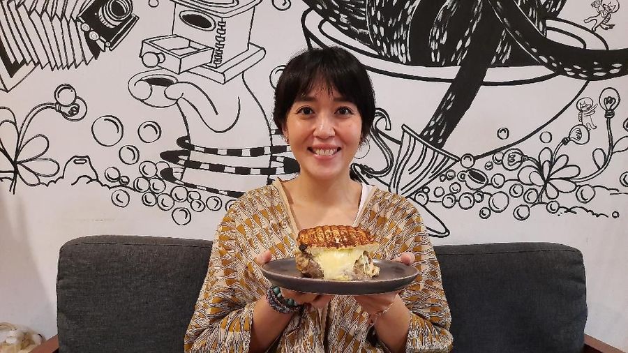Pengusaha lahir dari proses, nah pemilik Roti Eneng salah satu yang melewati proses hingga bisnisnya menjadi viral. 
