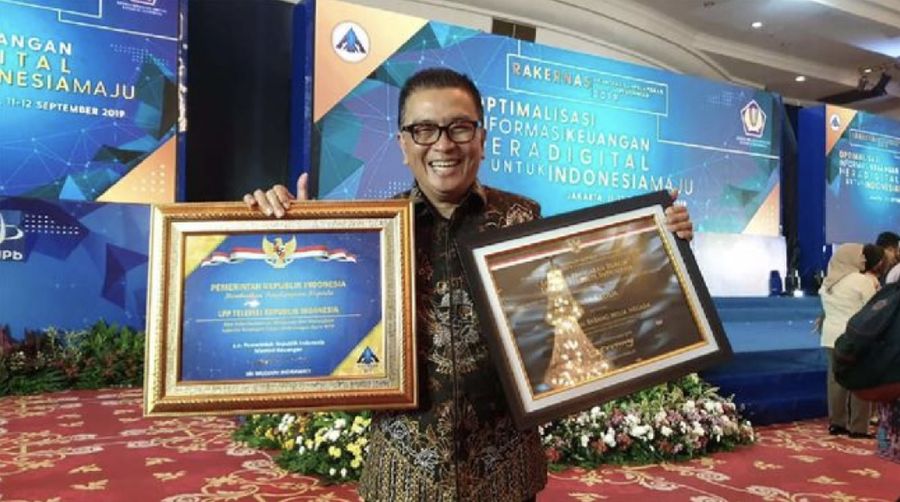 Publik di tanah air dikagetkan oleh surat dari dewan pengawas Lembaga Penyiaran Publik TVRI yang menonaktifan Helmy Yahya sementara.