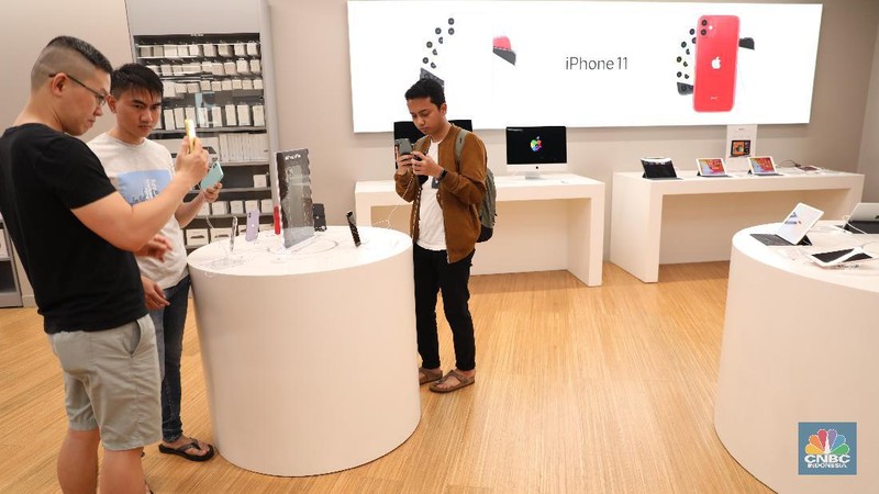 Beberapa pelanggan mengaku rela mengantri mulai dari jam 3 dini hari demi mendapatkan berbagai promo seperti gratis cicilan pertama.