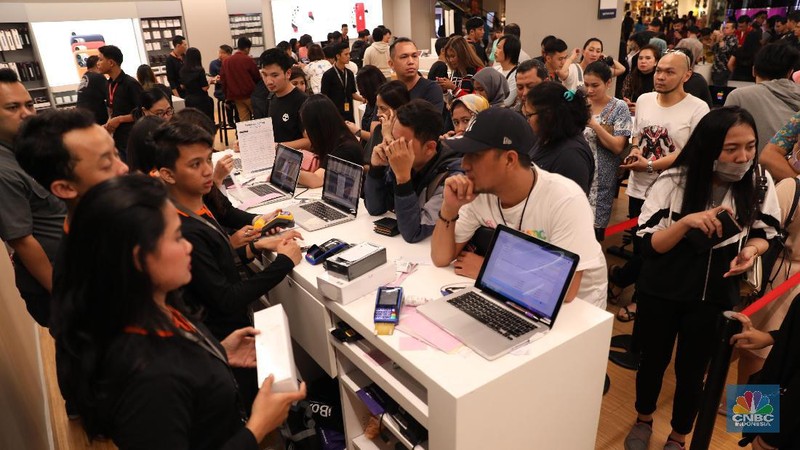 Beberapa pelanggan mengaku rela mengantri mulai dari jam 3 dini hari demi mendapatkan berbagai promo seperti gratis cicilan pertama.