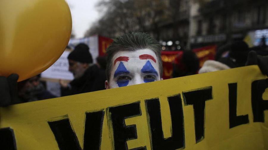 Kamis (5/12/2019) lalu, masyarakat Prancis melakukan demo untuk menentang kebijakan Presiden Macron.