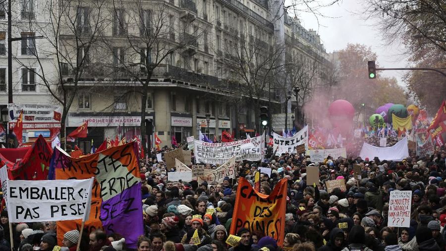 Kamis (5/12/2019) lalu, masyarakat Prancis melakukan demo untuk menentang kebijakan Presiden Macron.