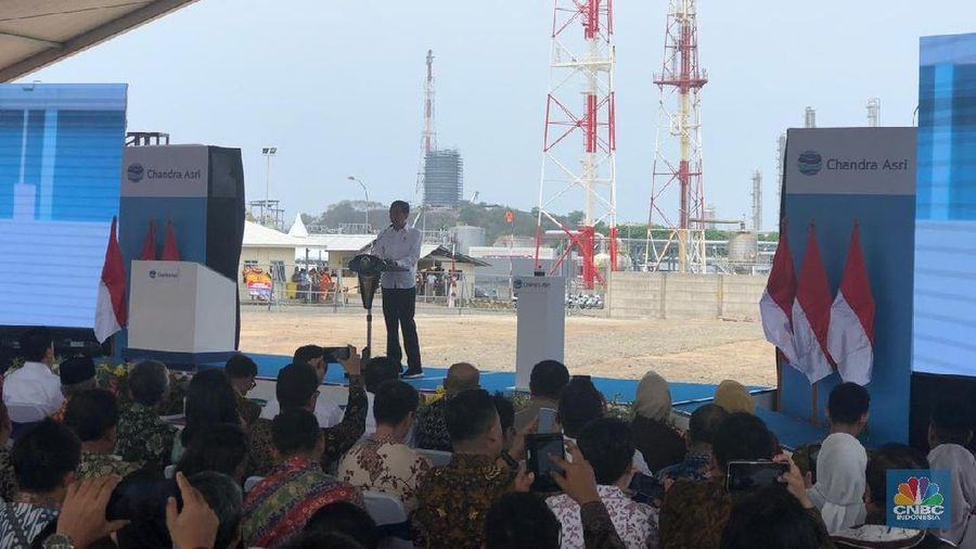 Demikian disampaikan Jokowi saat meresmikan pengoperasian pabrik baru polyethylene PT Chandra Asri Petrochemical Tbk (CAP II) di Cilegon, Jumat (6/12/2019).