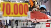 Ada beragam alasan mengapa baju bekas masih banyak diburu. Selain harganya yang miring, pembeli yang jeli dalam 'menjelajah' segudang pilihan bakal mendapat pakaian dari merek-merek ternama dengan kualitas yang masih layak pakai. (CNNIndonesia/Safir Makki)
