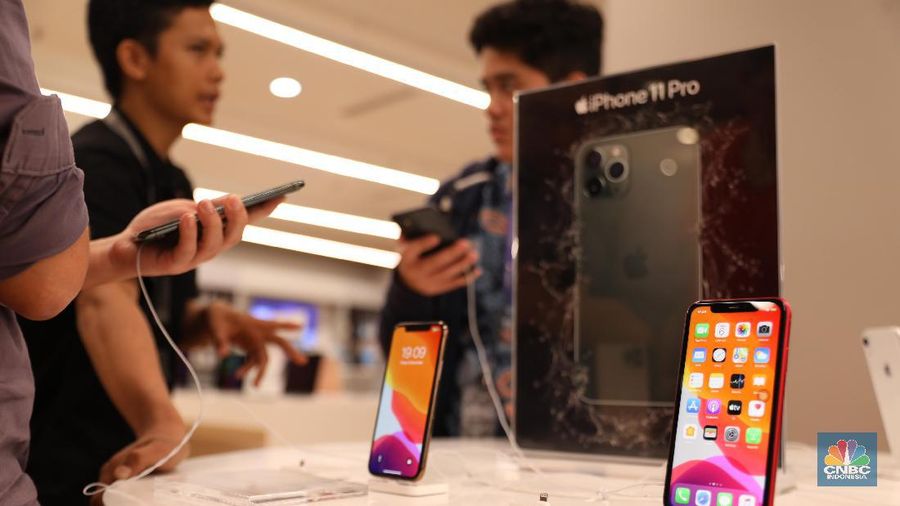 Penjualan perdana jajaran iPhone 11 di Indonesia. (CNBC Indonesia/Tri Susilo)