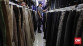 Ribuan celana dengan beragam model ditawarkan dengan harga mulai dari Rp40 ribu hingga Rp100 ribu. (CNNIndonesia/Safir Makki)