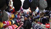 Tak ketinggalan, beragam jenis topi bekas yang masih layak juga bisa Anda dapatkan. Topi yang berasal dari China dan Thailand mendominasi barang jualan. (CNN Indonesia/Safir Makki)