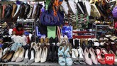 Eksistensi produk fesyen bekas yang dijual di Pasar Baru Metro Atom memiliki pasar tersendiri. Beragam label mode ternama pun hadir di sini. (CNNIndonesia/Safir Makki)