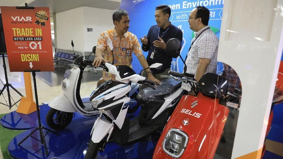Demi memasyarakatkan penggunaan motor listrik, PLN & BRI melakukan program trade in motor listrik (molis).