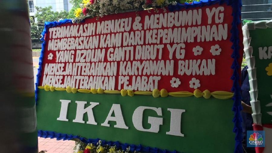 karangan bunga ini menyambut bahagia pencopotan Ari Ashkara yang menjabat sebagai direktur utama sejak September 2018 silam.