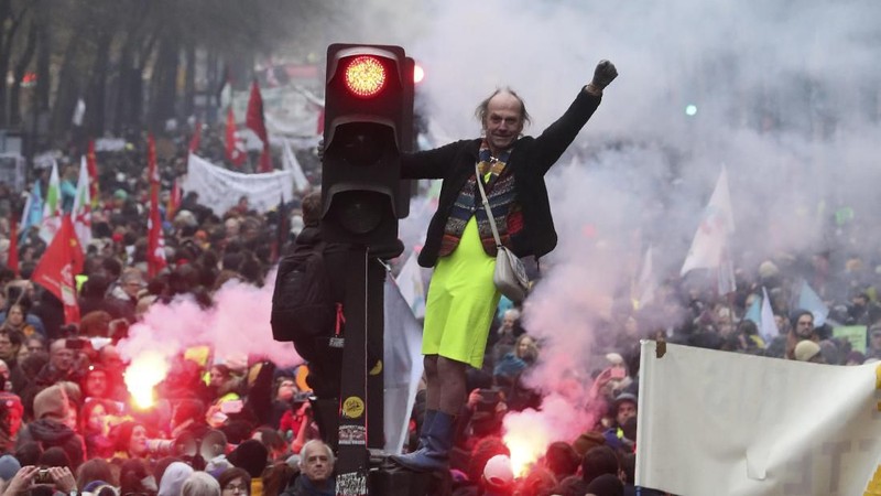 Kamis (5/12/2019) lalu, masyarakat Prancis melakukan demo untuk menentang kebijakan Presiden Macron.