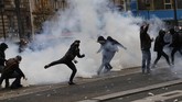 Kepolisian Paris mengatakan sedikitnya 90 pedemo diamankan oleh polisi setelah terjadi ricuh. (Photo by Thomas SAMSON / AFP)