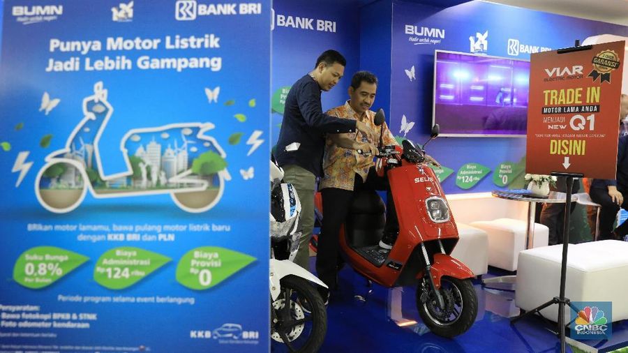 Untuk penjualan sepeda motor listrik bisa menarik butuh 400 ribu per tahun.