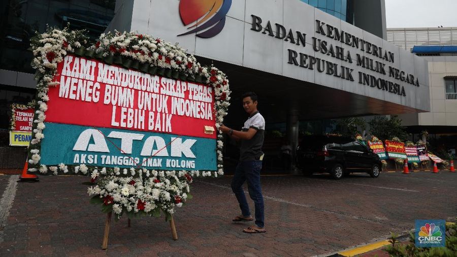 Karangan bunga tersebut sebagai wujud apresiasi kebijakan Erick Thohir.