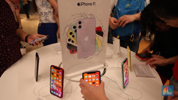 Penjualan perdana jajaran iPhone 11 di Indonesia. (CNBC Indonesia/Tri Susilo) Penjualan perdana jajaran iPhone 11 di Indonesia. (CNBC Indonesia/Tri Susilo)