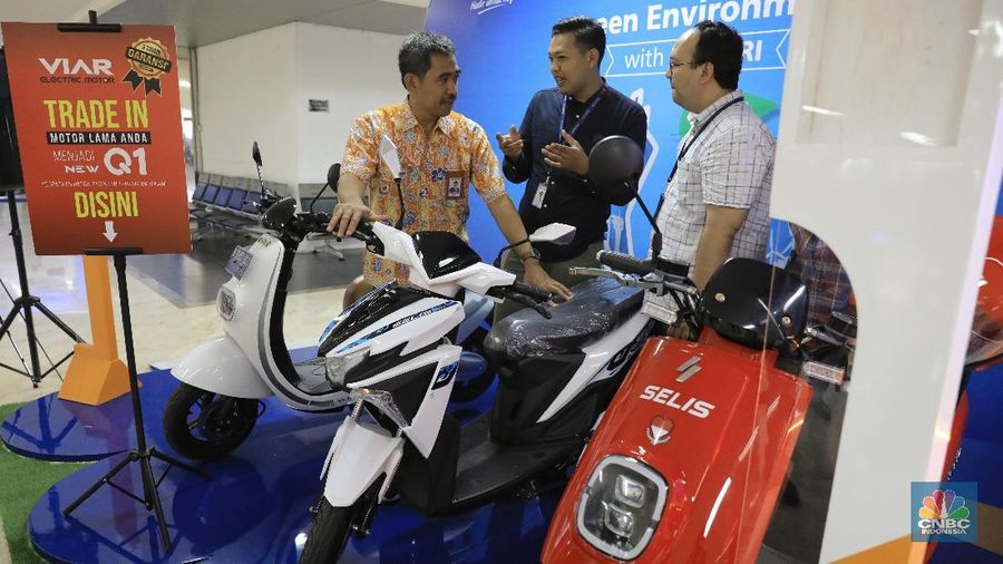 Dukung Percepatan Kendaraan Listrik, PLN Gelar Tukar Motor Lama dengan Motor Listrik (CNBC Indonesia/Andrean Kristianto)
