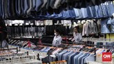 Pasar Baru Metro Atom yang terletak di Jakarta Pusat bisa menjadi salah satu pilihan untuk berburu baju bekas di ibu kota. (CNN Indonesia/Safir Makki)