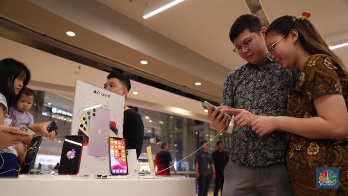 Penjualan perdana jajaran iPhone 11 di Indonesia. (CNBC Indonesia/Tri Susilo) Penjualan perdana jajaran iPhone 11 di Indonesia. (CNBC Indonesia/Tri Susilo)