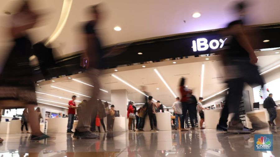 Beberapa pelanggan mengaku rela mengantri mulai dari jam 3 dini hari demi mendapatkan berbagai promo seperti gratis cicilan pertama.