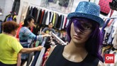 Beragam produk fesyen dijajakan di lantai 3 dan 4 pasar. Mulai dari celana, topi, sepatu, tas, hingga gaun. (CNNIndonesia/Safir Makki)