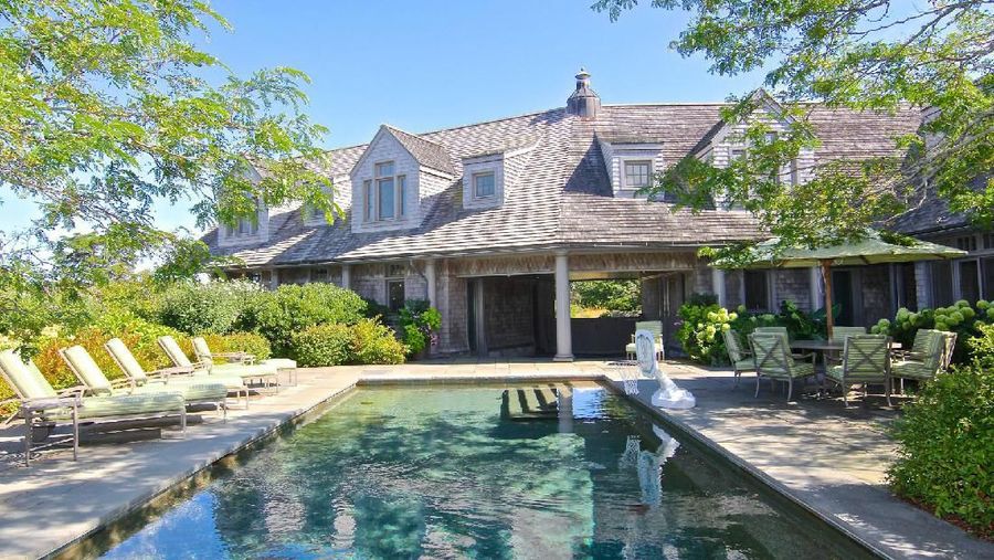 Barack Obama dan istrinya, Michelle Obama, belum lama ini membeli sebuah rumah baru dengan harga US$ 11,75 juta