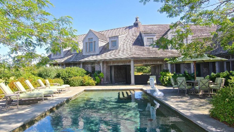 Barack Obama dan istrinya, Michelle Obama, belum lama ini membeli sebuah rumah baru dengan harga US$ 11,75 juta