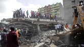Masyarakat mendatangi bangunan enam lantai yang roboh di Tasia Embakasi, Kenya, Jumat (6/12). (AP Photo/Khalil Senosi)