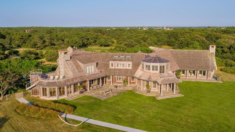 Barack Obama dan istrinya, Michelle Obama, belum lama ini membeli sebuah rumah baru dengan harga US$ 11,75 juta