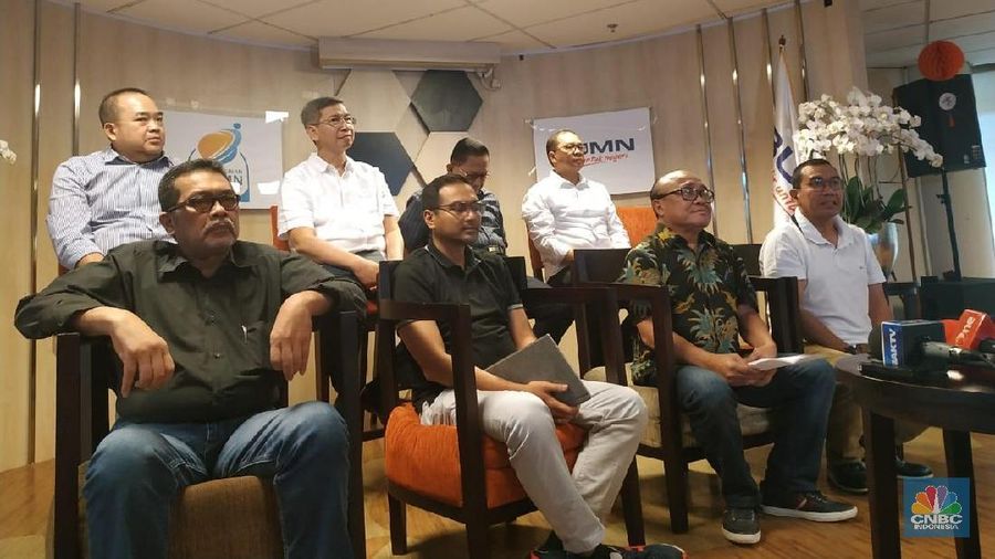 Hebatnya para direksi tersebut punya jabatan komisaris hingga di delapan anak dan cucu usaha.