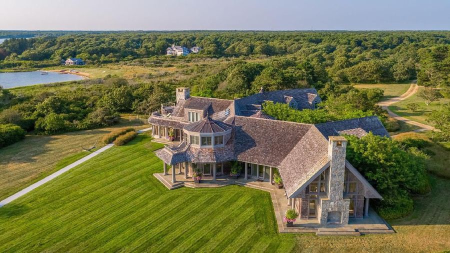 Barack Obama dan istrinya, Michelle Obama, belum lama ini membeli sebuah rumah baru dengan harga US$ 11,75 juta
