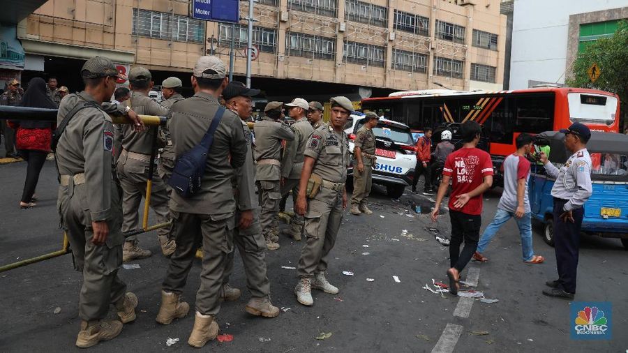Satpol PP Berjaga Disekitaran Pasar Tanah Abang/CNBC Indonesia/Tri Susilo