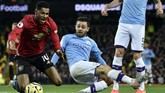 Penyerang Manchester United Marcus Rashford dilanggar gelandang Manchester City Bernardo Silva di dalam kotak penalti saat pertandingan lanjutan Liga Inggris di Stadion Etihad, Sabtu (7/12). (AP Photo/Rui Vieira)