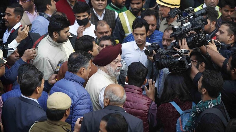 Sedikitnya 43 orang tewas di New Delhi, India, Minggu (8/12), saat api melahap pabrik enam lantai, yang di dalamnya terdapat para pekerja yang sedang tidur.