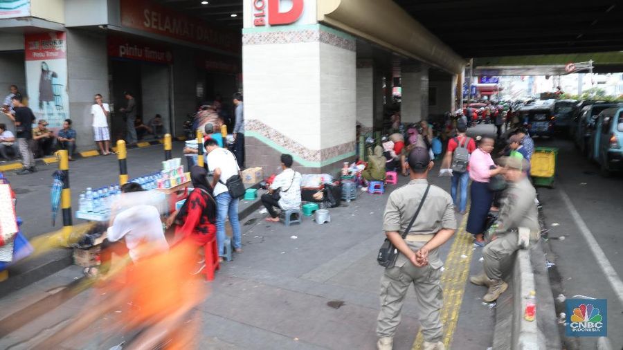 Satpol PP berjaga di Pasar Tanah Abang. Pasalnya, beberapa hari sebelumnya pedagang kali lima(PKL) sempat membuka lapaknya di trotoar.