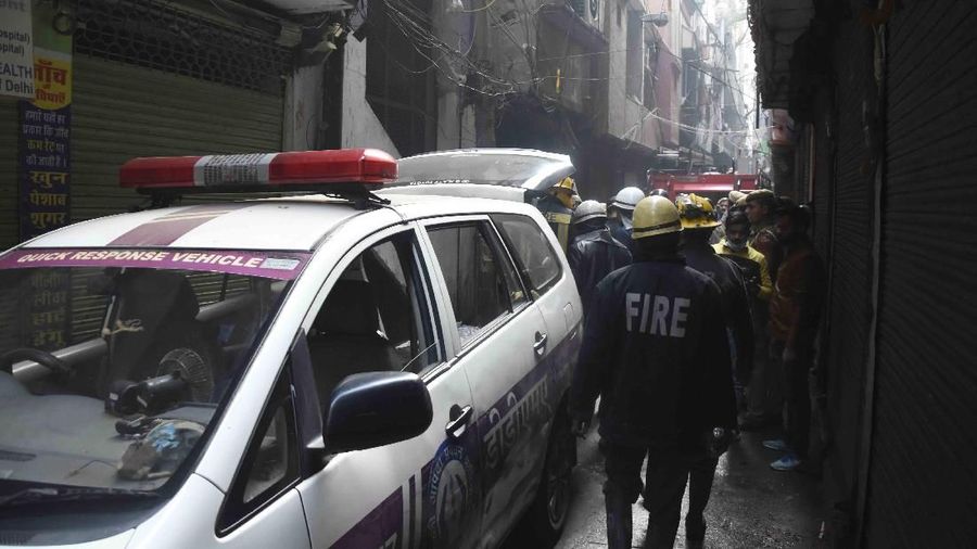 Sedikitnya 43 orang tewas di New Delhi, India, Minggu (8/12), saat api melahap pabrik enam lantai, yang di dalamnya terdapat para pekerja yang sedang tidur.