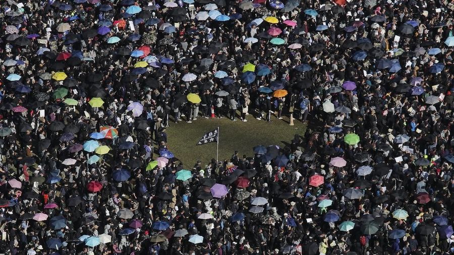 Kekerasan masih terjadi di Hong Kong, karena itu China meminta Carrie Lam makin menggenjot upaya menentramkan kawasan itu.