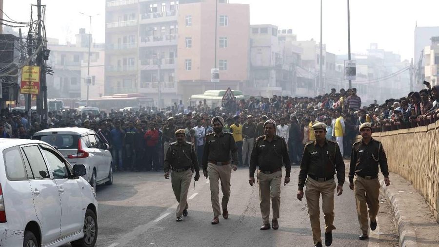 Sedikitnya 43 orang tewas di New Delhi, India, Minggu (8/12), saat api melahap pabrik enam lantai, yang di dalamnya terdapat para pekerja yang sedang tidur.