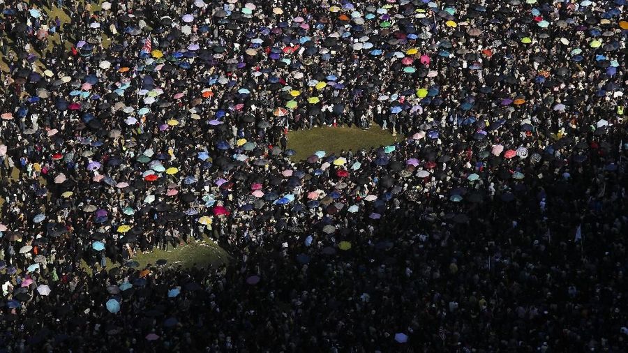 Sekitar 800 ribu pengunjuk rasa di Hong Kong menyemut untuk memperingati hari HAM, sekaligus sebagai tanda aksi demo sudah 6 bulan berlangsung, Minggu (8/12).